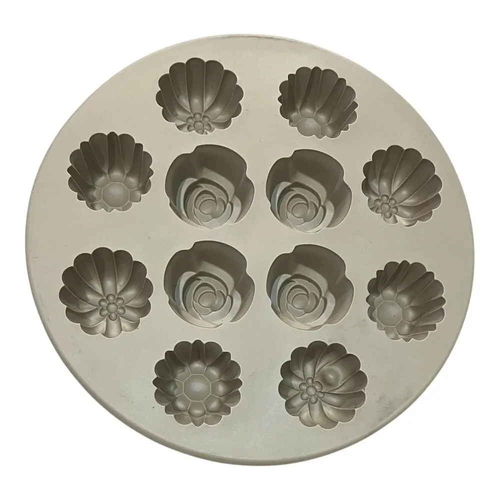 Pampered Chef Silicone Mold Bakeware Flower Cupcake Pan Muffin Pan